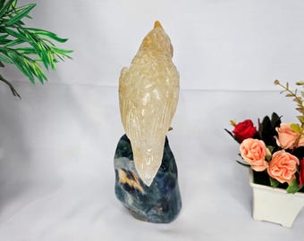 蛍石の台座に乗った黄色の水晶のオウム、宝石の鳥の像、高級鉱物の展示