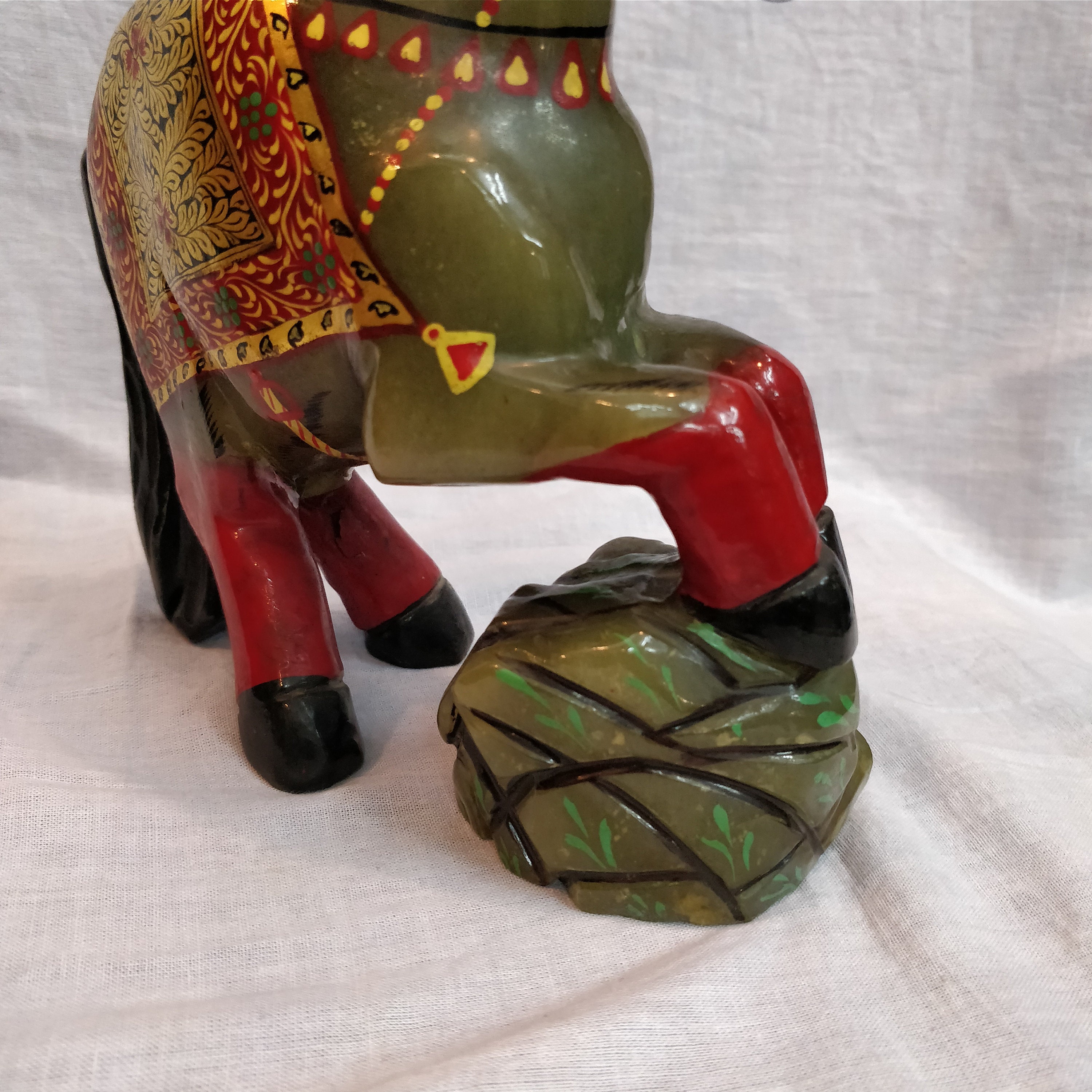 グリーン翡翠の馬の置物、彫刻された宝石の動物、馬の像、精霊の動物