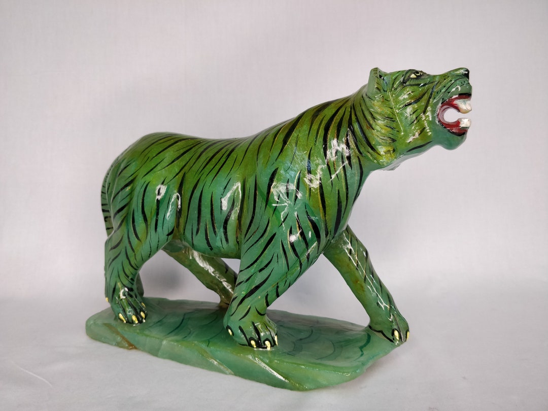 翡翠の虎の像、宝石の動物、彫刻された石の動物の置物、虎の像、虎の