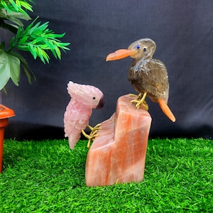 宝石の鳥が岩の上にいる、スモーキーな鳥とローズクォーツのオウムがオレンジクォーツの上にいる、磨かれた石の鳥、クリスタルの装飾ギフト、クリスタルの鳥が岩の上にいる