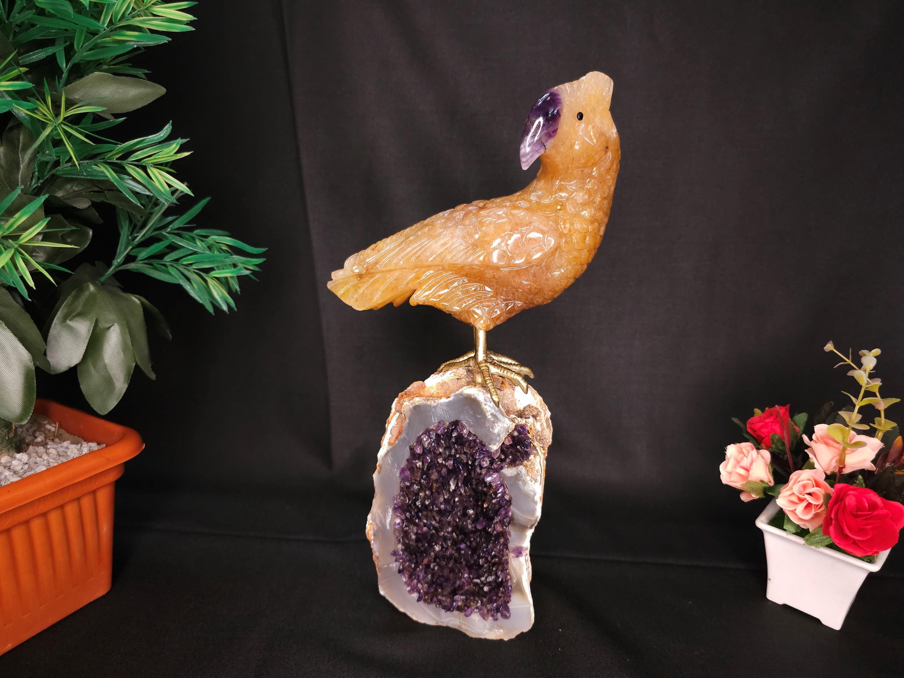 宝石の鳥の置物（岩石）、アメジストの上のオレンジ色のクォーツの 