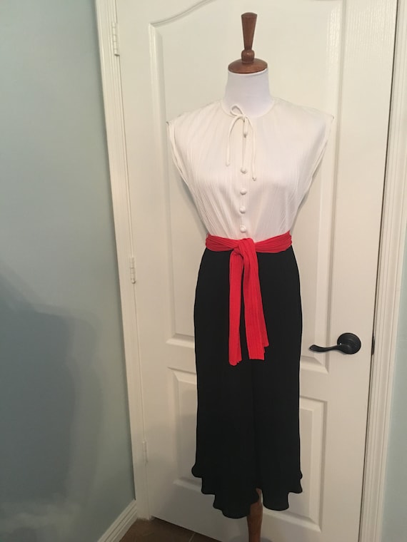 Vintage Leslie Fay Pleated White, Black and Red Dr