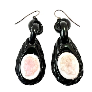 Pendientes antiguos victorianos tallados con camafeo de concha de azabache de Whitby