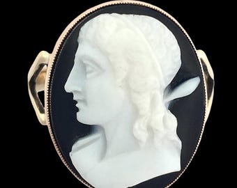 Grote antieke ring van 9 karaat rosé- en geelgoud met gesneden camee van hardsteen.