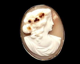 Antique Victorian Carved Shell Classical Cameo Brooch
