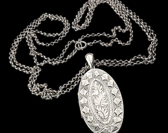 Collar antiguo victoriano con gran medallón y cadena de plata.