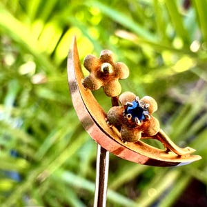 Pin de solapa antiguo con forma de media luna en oro de 15 quilates: broche de solapa con flor de zafiro