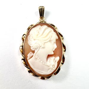 Vintage 9CT Gold Portrait of a Lady Carved Shell Cameo Pendant