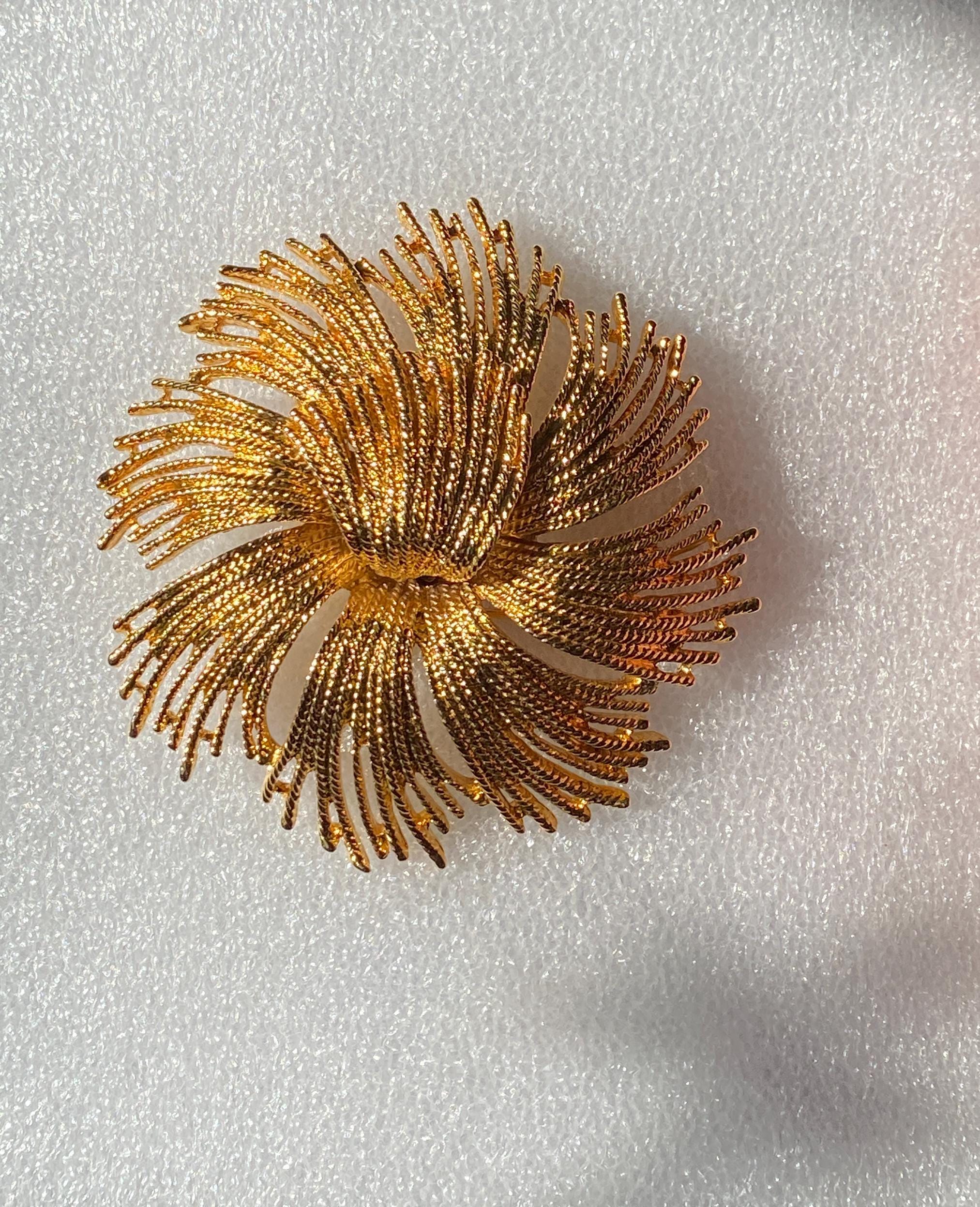 GRANDE BROCHE DORÉ signé MONET carré ou losange géométrique 5 x 4,7cm