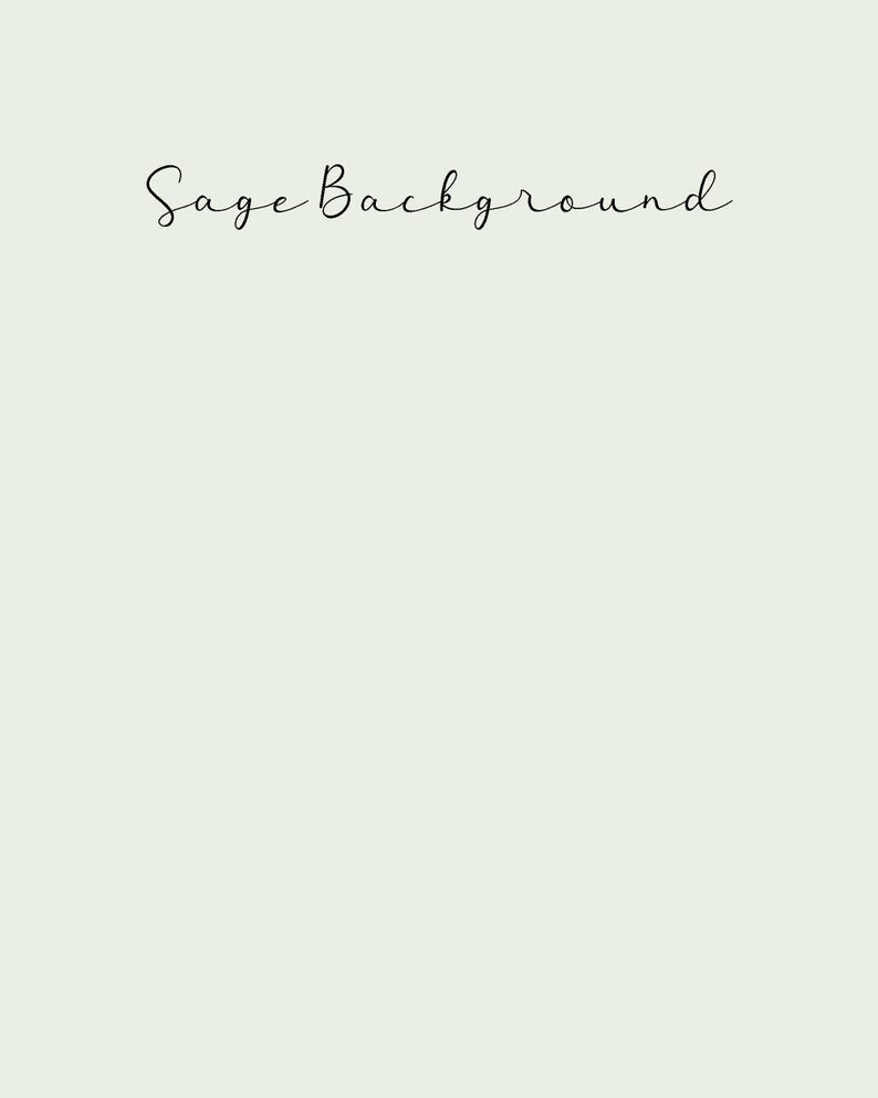 Op de afbeelding: Een licht saliegroene achtergrond met de handgeschreven tekst "Sage Background" in een sierlijke, cursieve lettertype. De tekst is zwart en staat bovenaan de afbeelding.