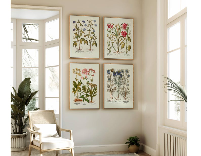 Op de afbeelding: Vier ingelijste botanische prenten met gedetailleerde illustraties van verschillende planten, waaronder bloemen en wortels. De prenten zitten in gouden lijsten en hangen aan een neutraal gekleurde muur. Het kunstwerk voegt een vleugje door de natuur ge&iuml;nspireerde decoratie toe.