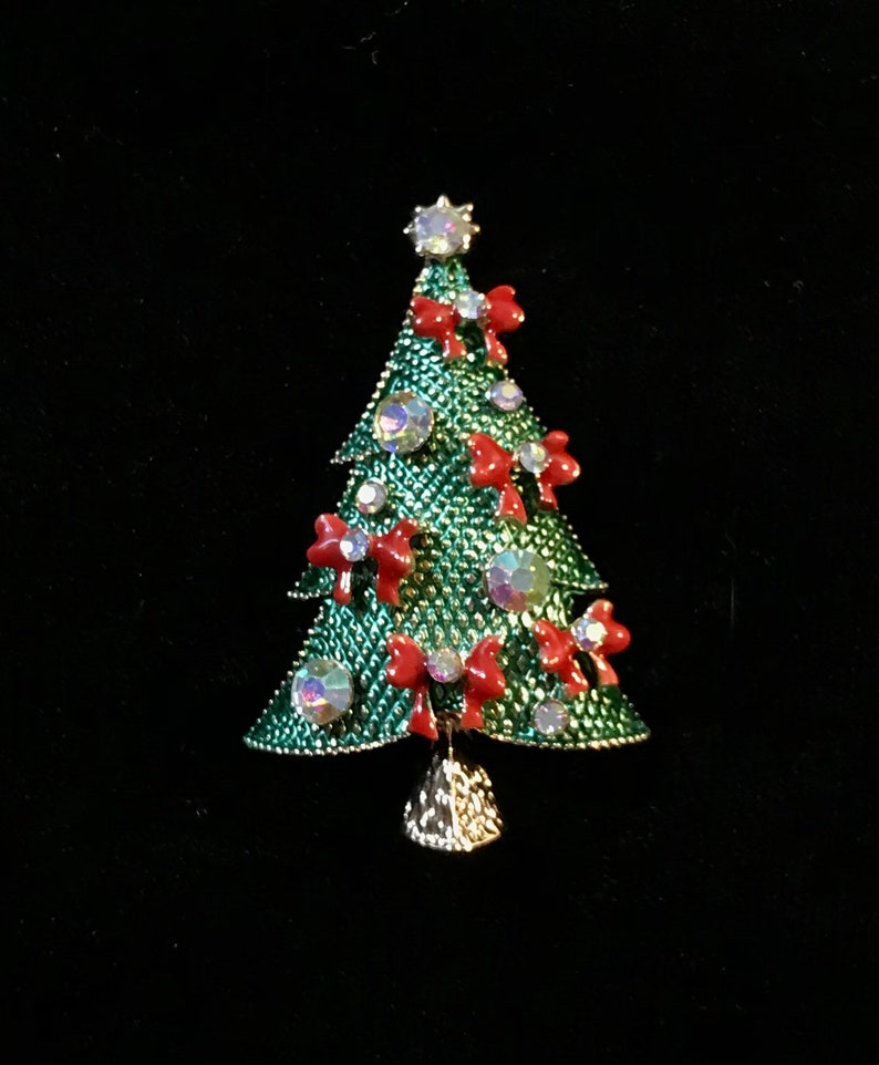 Stunning Green Christmas with Red Bows Crystals Needle MinderMagnet