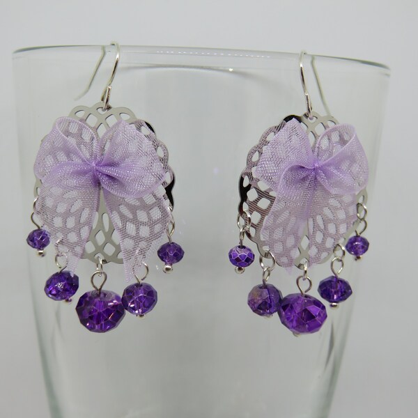 Boucles d’oreilles violet et argent, boucles perles à facettes violettes, boucles nœud organza violet, boucles estampe filigranée argentée