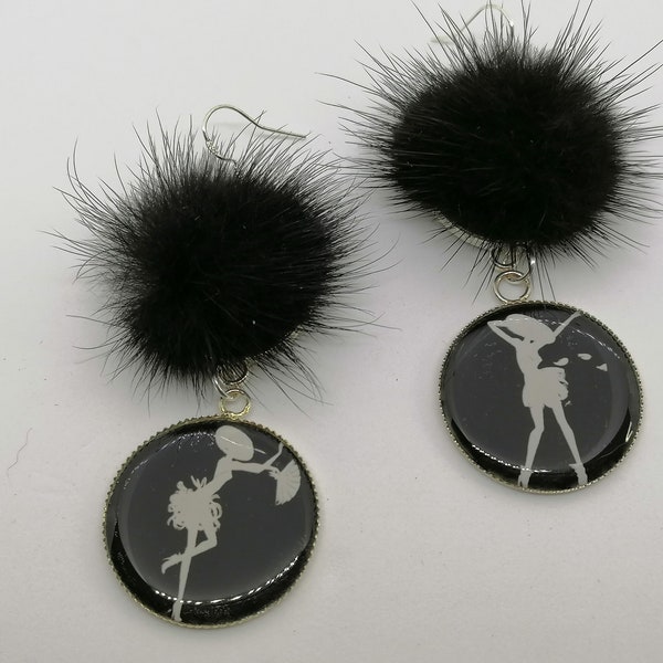 Boucles d'oreilles dépareillées "La petite robe noire", boucles avec pompons fausse fourrure noire, boucles cabochons ronds noirs et blancs