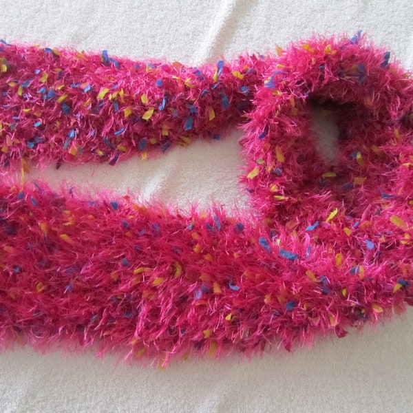 Echarpe effet fourrure, écharpe rose, écharpe avec plumettes multicolores, écharpe tricotée main, écharpe laine fantaisie. Cadeau pour elle