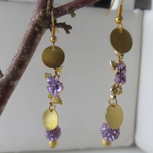 Boucles d'oreilles dorées et violettes, boucles perles strass, boucles fleurs violettes émaillées, boucles ornées de sequins ronds dorés