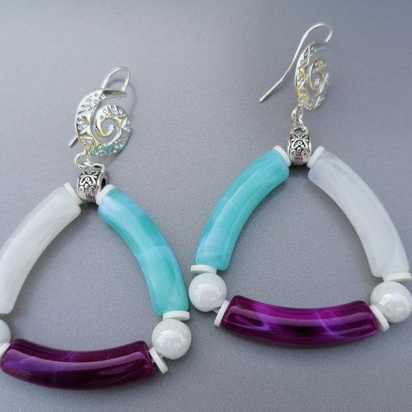 Grandes boucles d'oreilles triangulaires, boucles avec perles tubes incurvés multicolores. Montées sur crochets stylisés. Cadeau pour elle