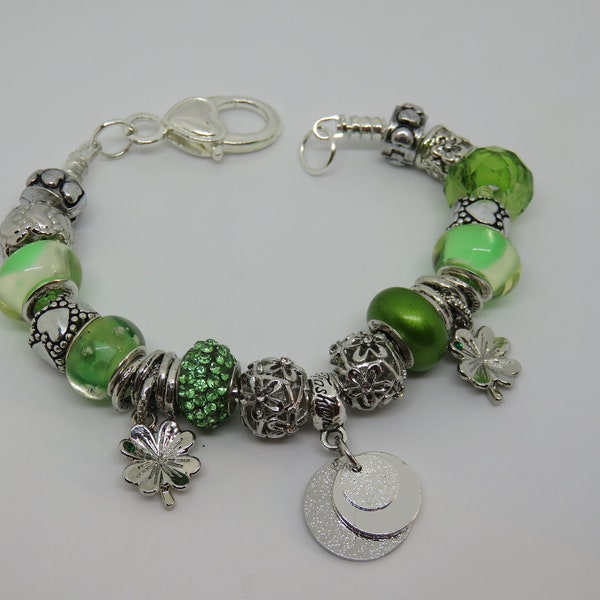 Bracelet femme vert et argent, bracelet en perles européennes (gros trou), bracelet avec charm’s, bracelet maille serpent argentée