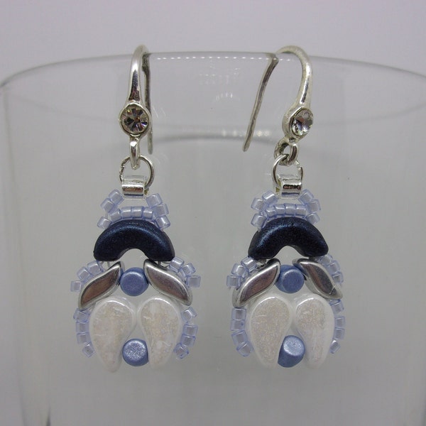 Boucles d'oreilles bleues et argentées, boucles tissées à la main en perles de verre de bohème, boucles perles Duo. Cadeau pour elle