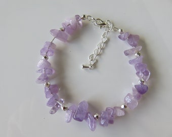 Bracelet ajustable violet et argenté, bracelet chips d’améthyste, bracelet mémoire de forme, bracelet perles d’améthyste. Cadeau pour elle