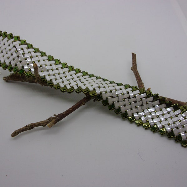 Bracelet manchette blanc et vert olive, bracelet tissé main en perles Miyuki Half Tila, bracelet motifs chevrons. Cadeau pour elle