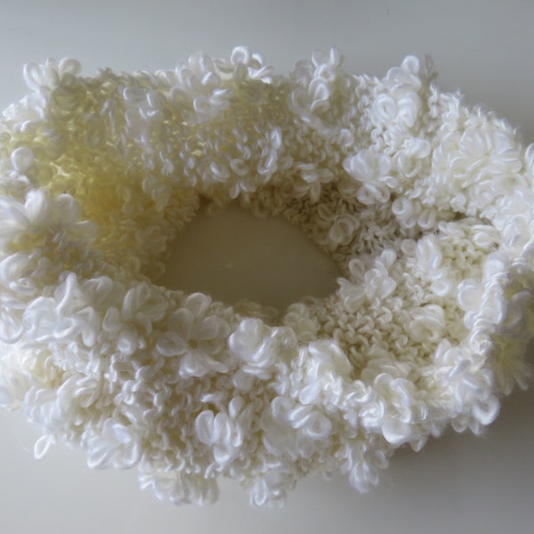 Snood blanc ivoire, snood ivoire tricoté main, snood en laine fantaisie, snood laine flower. Cadeau pour elle. Création artisanale française