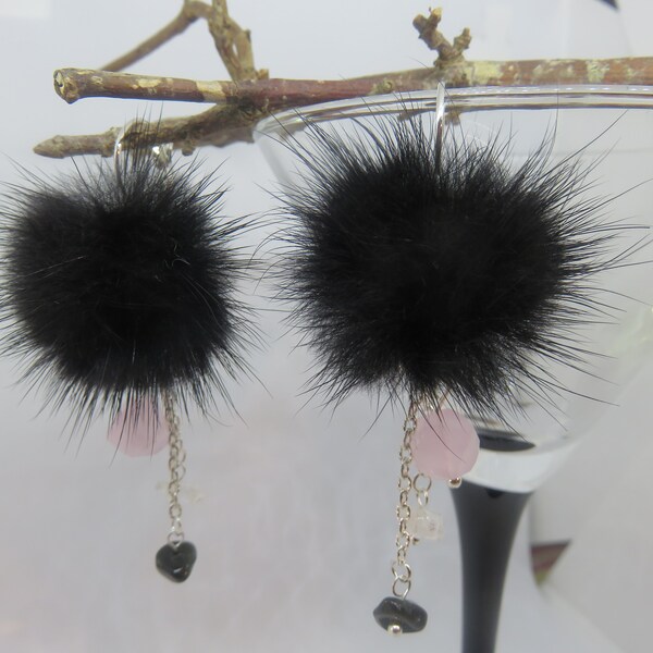 Boucles d'oreilles noires et argentées, boucles pompon de fausse fourrure noir, boucles avec chips en pierres de gemme obsidienne et cristal