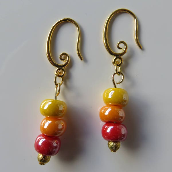 Boucles d'oreilles jaune, orange et rouge, boucles trois perles empilées en verre coloré, boucles tricolores, boucles crochet en métal doré