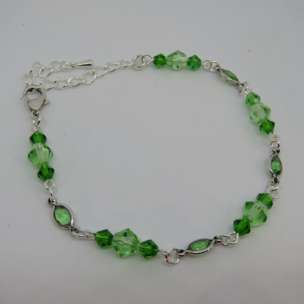 Bracelet ajustable vert et argenté, bracelet ajustable perles en verre, bracelet pierres vertes sertis d'argent sterling. Cadeau pour elle