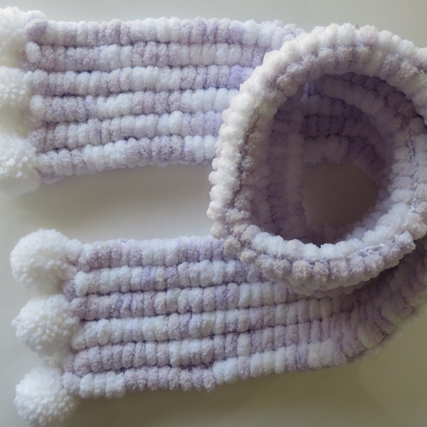 Echarpe effet doudou, écharpe violet et blanc, écharpe tricotée main, écharpe en laine pompon, écharpe pompons blancs. Cadeau pour elle