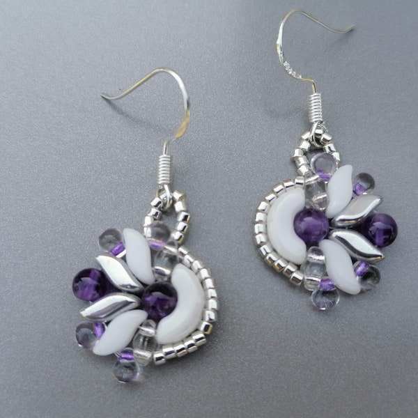 Boucles d'oreilles violettes, blanches et argentées, boucles tissées main en perles de verre de bohème, boucles améthyste. Cadeau pour elle