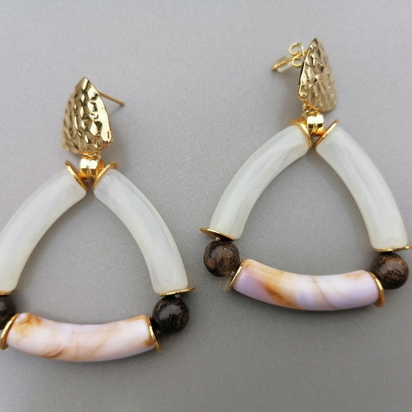 Grandes boucles d'oreilles triangulaires, boucles avec perles tubes incurvées marbrées, boucles blanc, caramel et doré. Cadeau pour elle