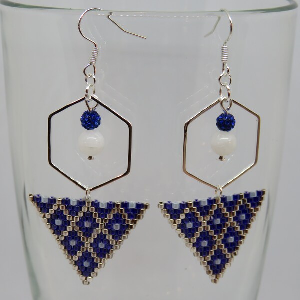 Boucles d’oreilles bleues et argentées, boucles triangle tissé main en perles Miyuki, boucles anneau hexagonal argenté. Cadeau pour elle