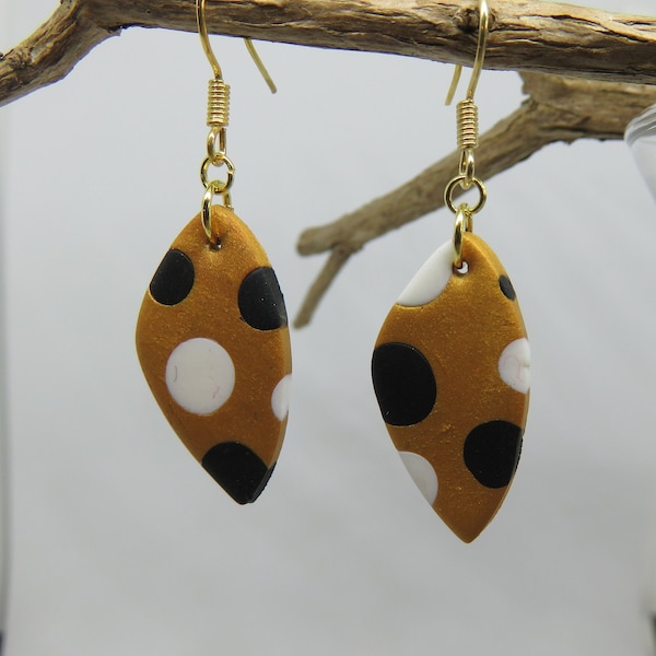 Boucles d'oreilles dorées, blanches et noires, boucles en pâte polymère dorée à pois noirs et blancs. Création artisanale française