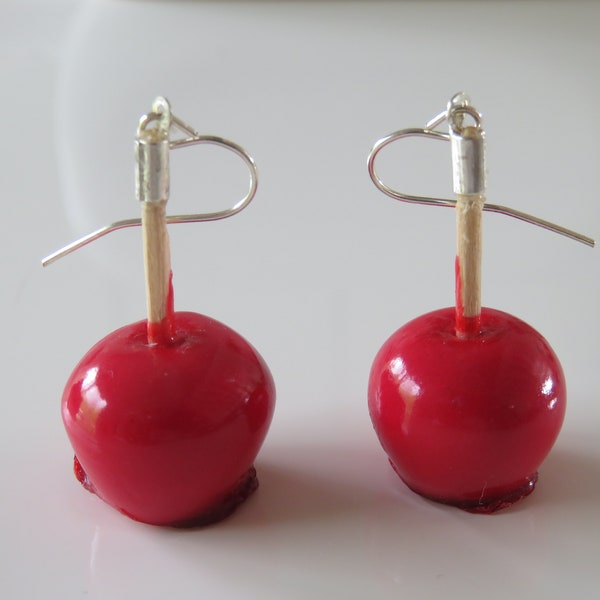 Boucles d’oreilles Pommes d’amour, boucles réalisées artisanalement, boucles pommes rouges, boucles fête foraine. Cadeau pour fillette