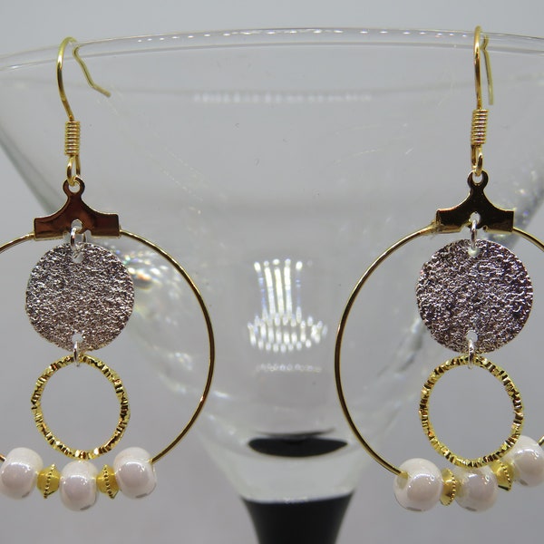 Boucles d’oreilles créoles dorées, argentées et blanches, boucles créoles métal et perles, boucles perles blanches. Cadeau pour elle