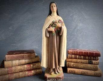 statue religieuse d'époque. Sainte Thérèse de Lisieux. Statue en craie. statue catholique. Décor de salle de prière. Statue religieuse française. Sainte Thérèse