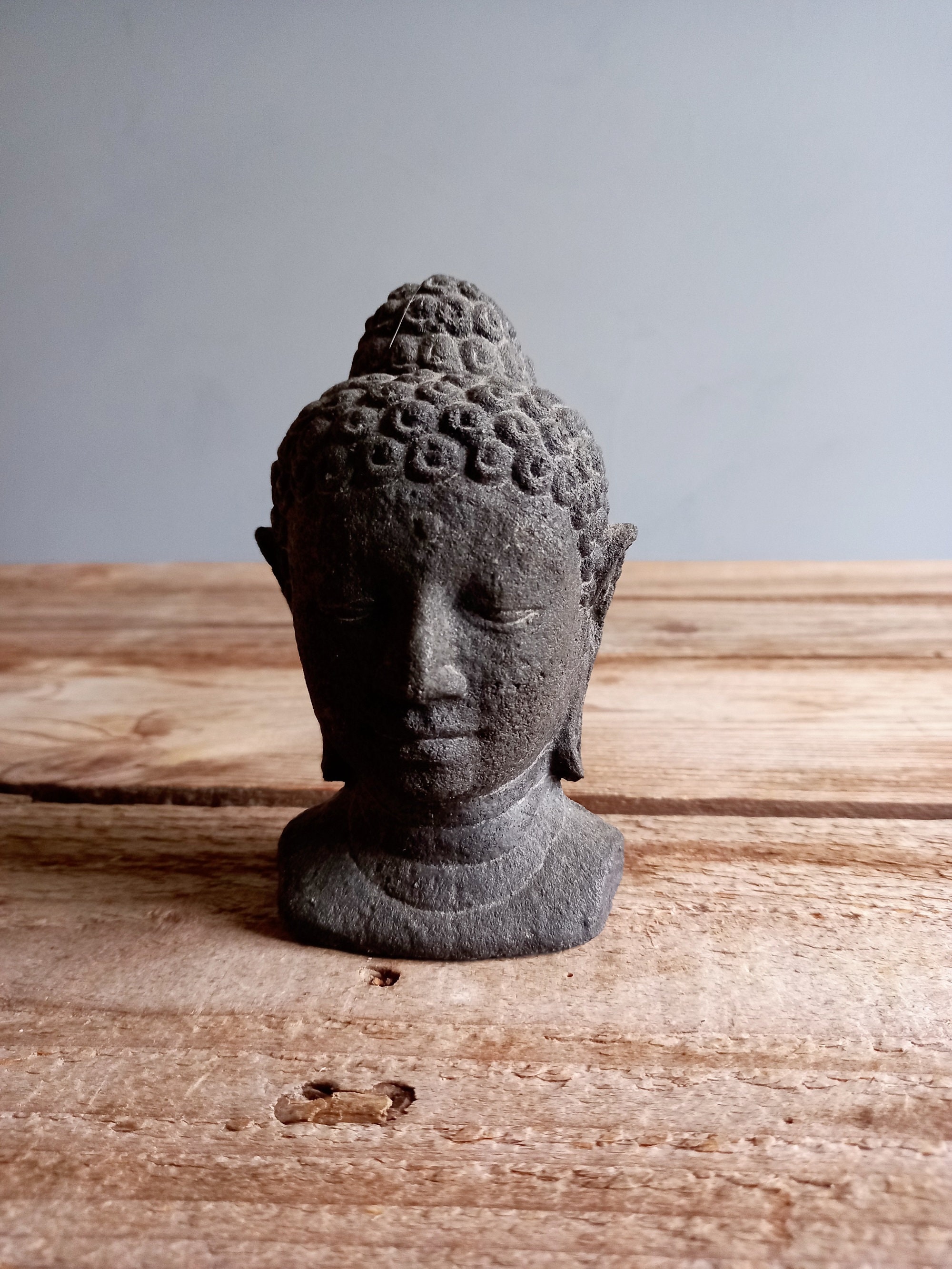 statue de Bouddha. Buste Bouddha Vintage. La Roche Volcanique. Java. Tête Sculpture Java