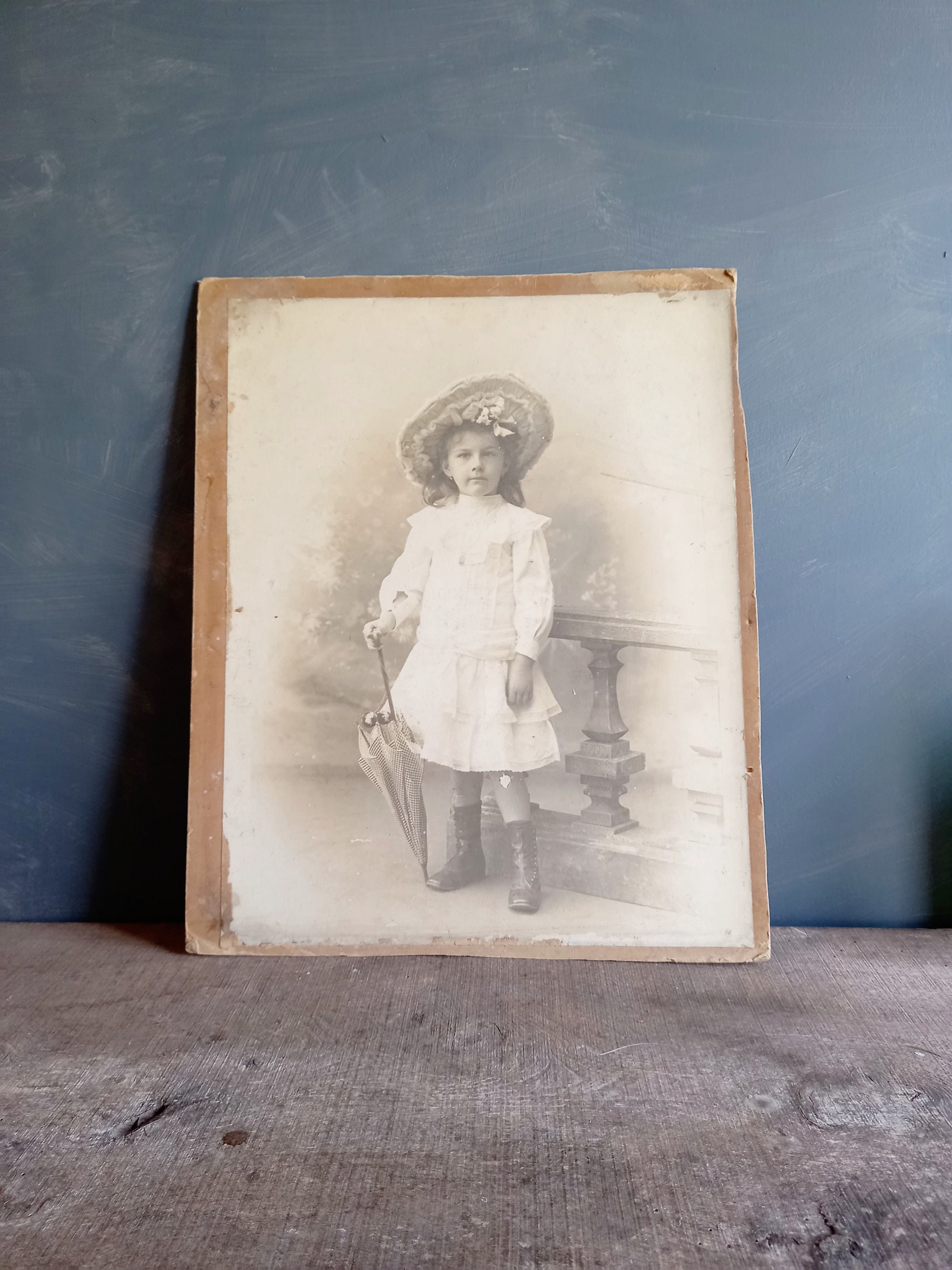 Gravure Ancienne d'un Enfant Victorien. Photo d'enfant Victorienne. Vieille Photo. Décor Costumé. Ph