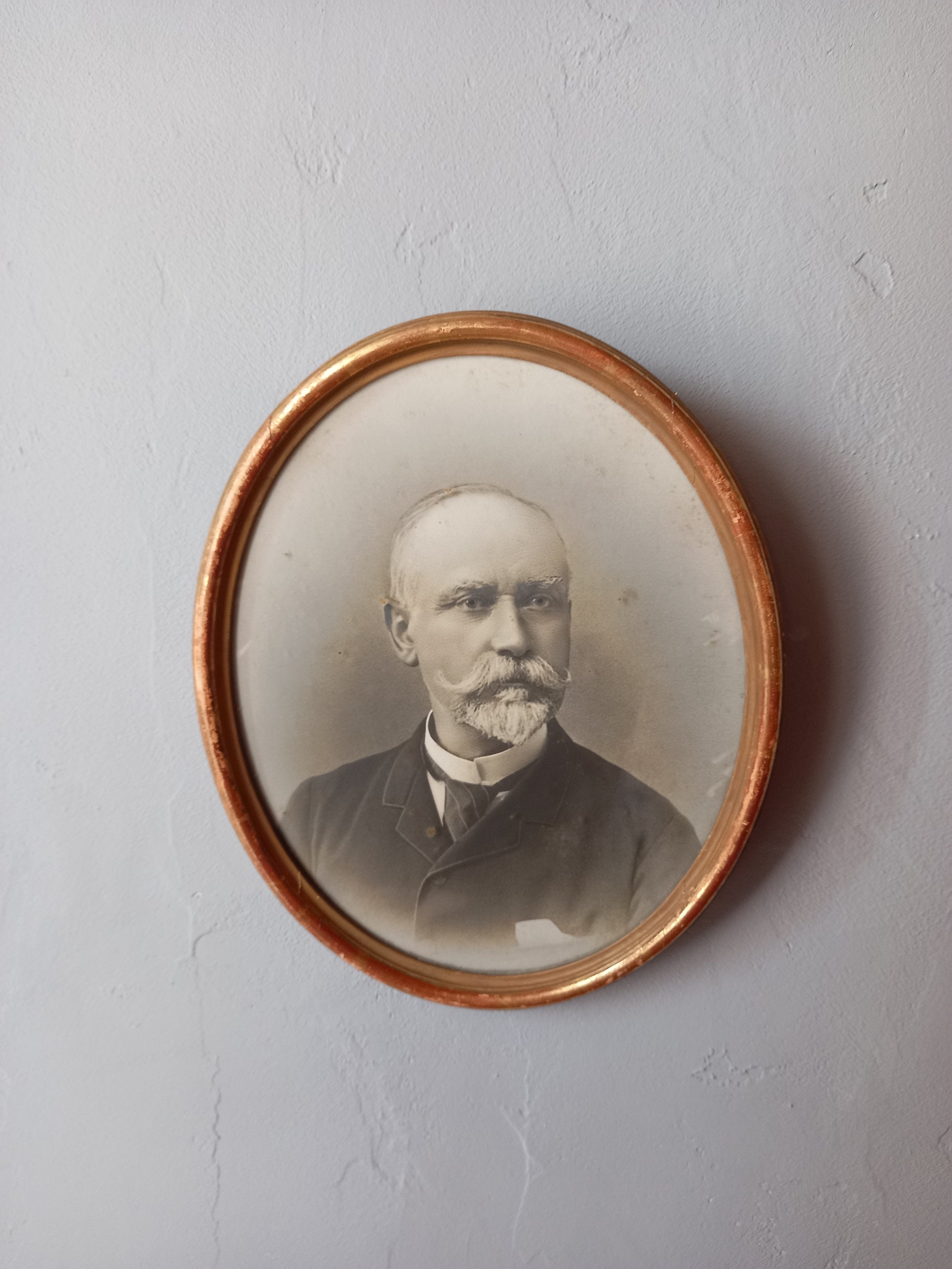 Français Photographie Antique Dans Un Cadre Ovale. Cadre Photo Antique. Français Antiquités. Ovale e