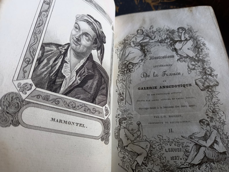Op de afbeelding: Een zwart-witte illustratie van een man met een tulband op zijn hoofd. De illustratie is ingelijst en heeft het label "MARMONTEL."