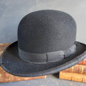 Bowler hat. Derby hat. Vintage bowler hat. Old Derby hat. Old Bowler hat. Original Derby hat. Bowler. Vintage hat. Costume accessory.