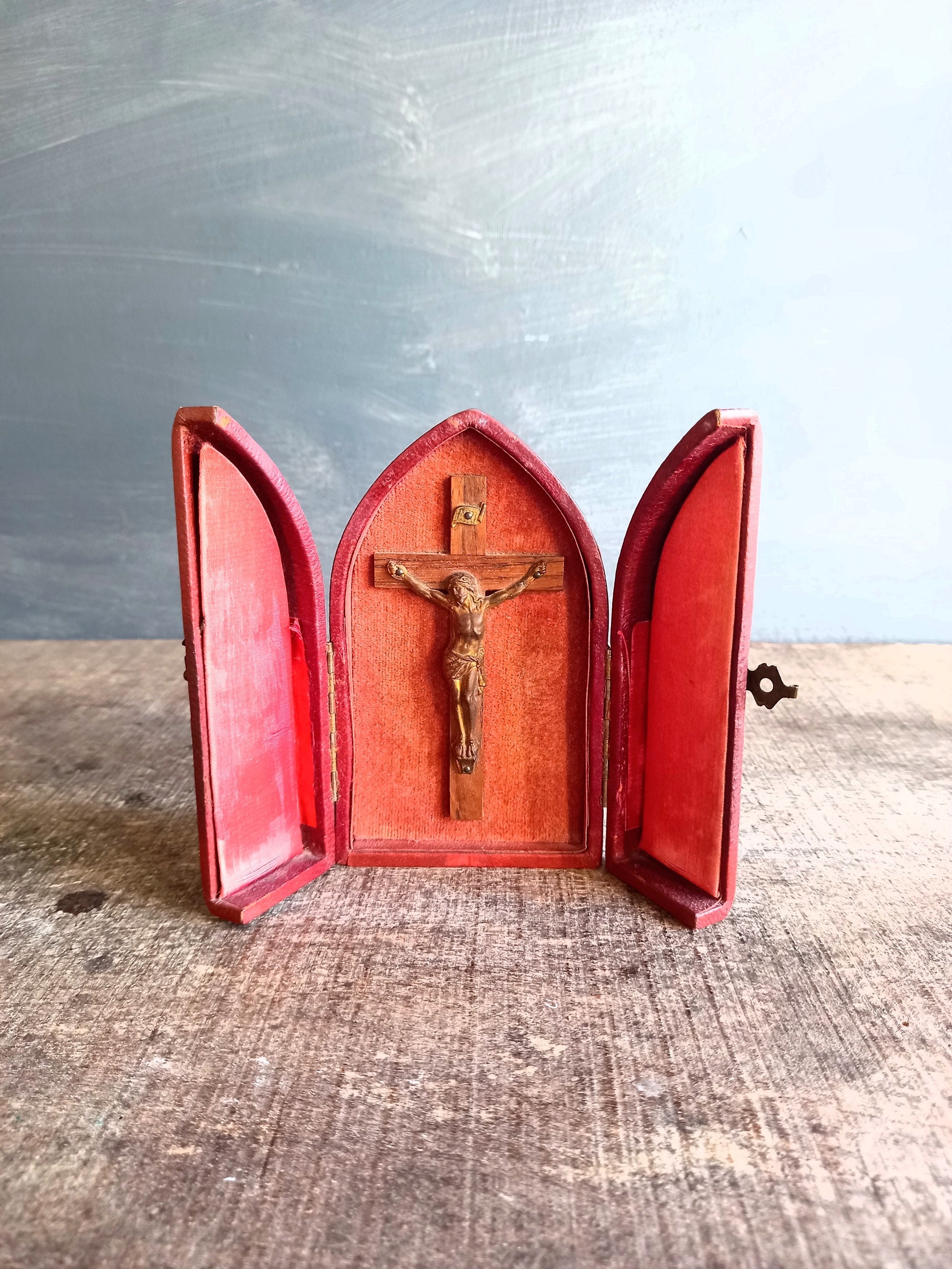 Crucifix Antique Dans Une Boîte en Cuir Rouge. Triptyque Crucifix. Décor Catholique. de Salle Prière