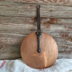 Couvercle de casserole en cuivre antique, France - Déco cuisine campagnarde