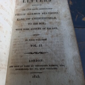 Op de afbeelding: Een boek getiteld "Brieven geschreven door de overleden edele Philip Dormer Stanhope, graaf van Chesterfield, aan zijn zoon: Met enige informatie over zijn leven." Het boek is in vier delen en dit is deel twee. Het werd in 1815 in Londen gepubliceerd.