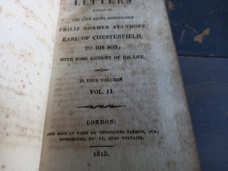 Op de afbeelding: Een boek getiteld "Brieven geschreven door de overleden edele Philip Dormer Stanhope, graaf van Chesterfield, aan zijn zoon: Met enige informatie over zijn leven." Het boek is in vier delen en dit is deel twee. Het werd in 1815 in Londen gepubliceerd.