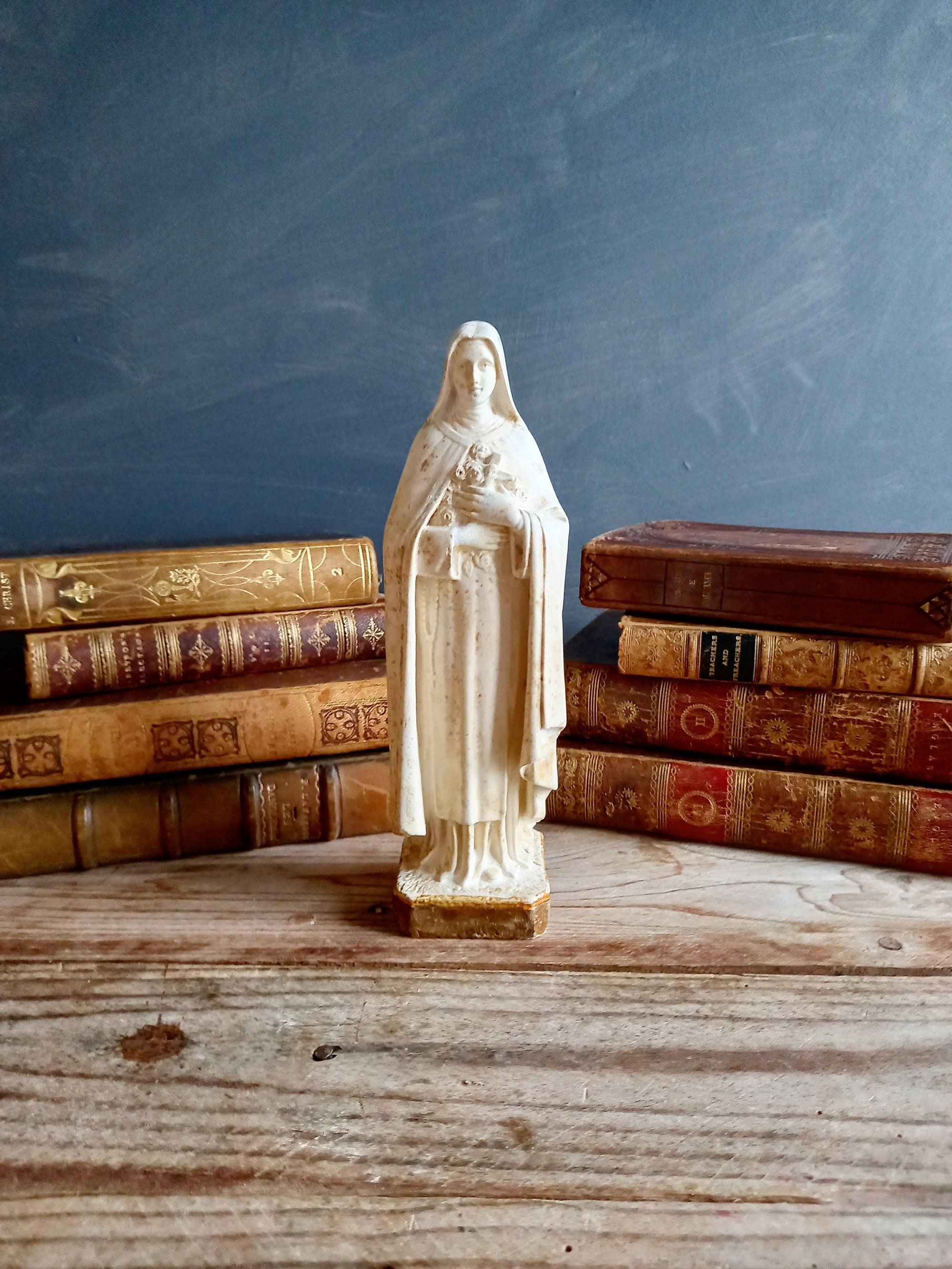 Français Statue Sainte Thérèse de Lisieux. Statue Craie. Catholique. Saint. Art Chrétien. Dons Catho