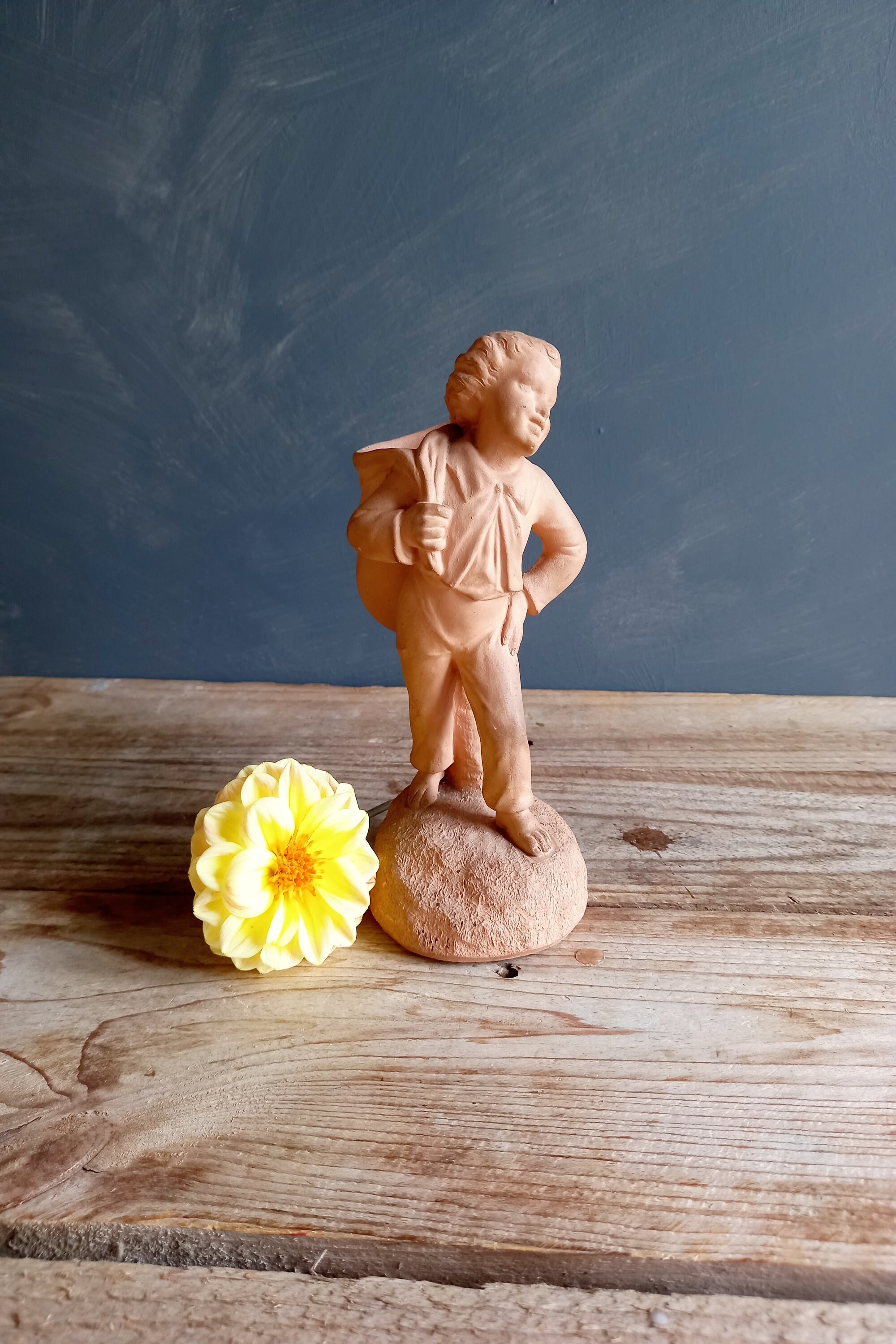 Français Statue en Terre Cuite d'un Garçon. Français Art. Art Signé. Sculpture. Statue d'argile. Mil