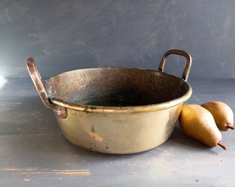 Franse antieke koperen kookpot met bronzen handgrepen. Victoriaanse keuken. Boerderij inrichting. Rustieke inrichting. Re-enactment. Franse keuken uit de 19e eeuw.