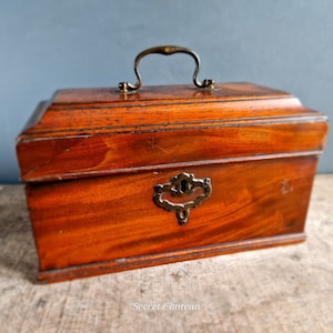 Antique tea caddy. Georgian tea caddy. 18th century tea caddy. Mahogany tea caddy. Antique mahogany tea caddy. European antiques. Tea box.